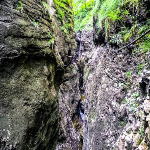 Via Ferrata Postalmklamm Klettersteig vede úzkou soutěskou potoka, Solná komora, Rakousko, Alpy