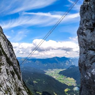 Žebřík do nebe neboli Himmelsleiter je vzdušným zážitkem na ferratě Intersport na vrchol Donnerkogel nad jezerem Vorderer Gosausee, Solná komora, Rakousko, Alpy