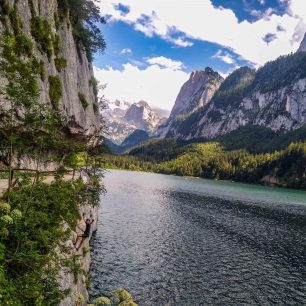 Krátká ferata Laserer Alpin Klettersteig traverzuje nad hladinou jezera Vorderer Gosausee, Solná komora, Rakousko, Alpy