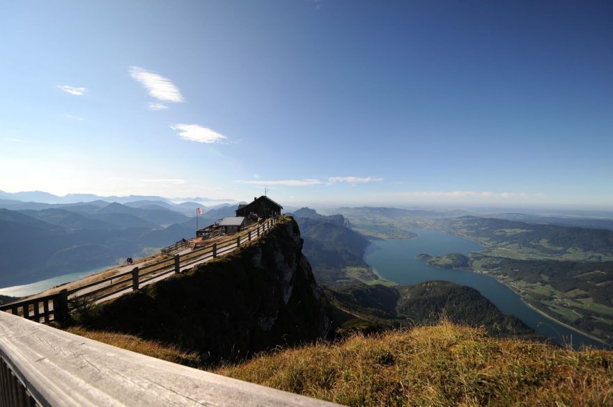 Vyhlídková plošina na vrcholu Schafberg. Solná komora, rakouské Alpy