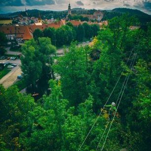 Lanový most s výhledem na Český Krumlov. Via ferrata Havranka