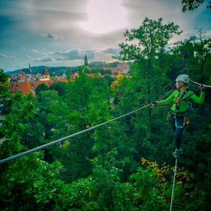 Lanový most s výhledem na Český Krumlov. Via ferrata Havranka