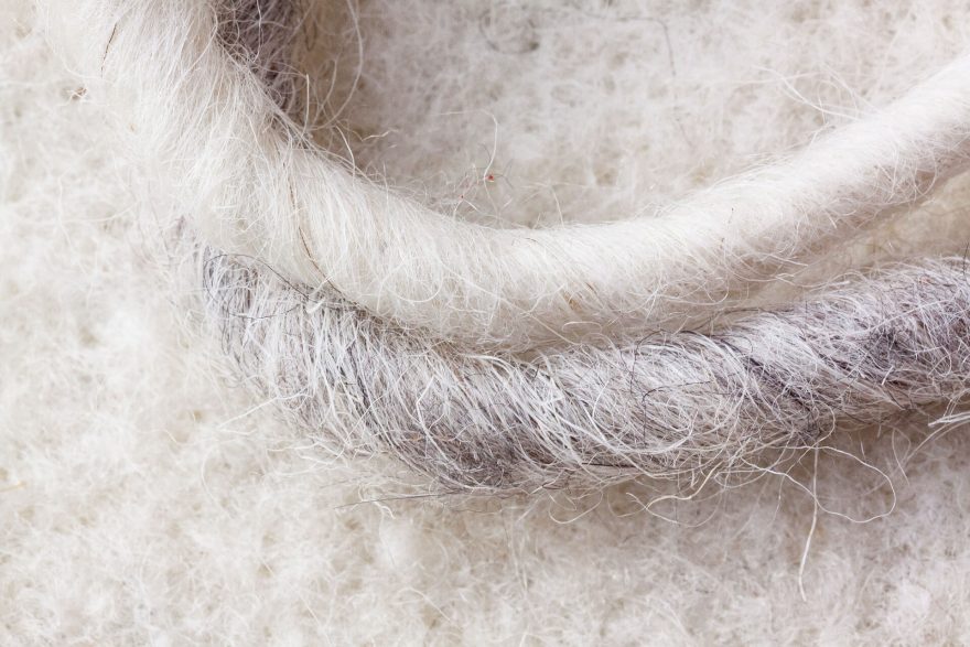 Merino oblečení se vyrábí z prvotřídní vlny ovcí stejnojmenného plemene, které se volně pasou na svěžích pastvinách Nového Zélandu, australské Tasmánie či argentinské Patagonie.