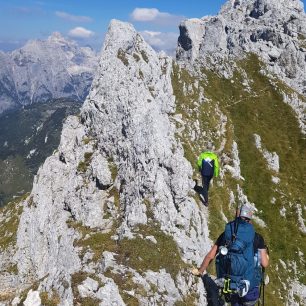 Ostrý hřeben mezi vrcholy Veliko a Malo Špičje se tyčí nad Dolinou Triglavských jezer v Julských Alpách.