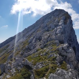 Ostrý hřeben mezi vrcholy Veliko a Malo Špičje se tyčí nad Dolinou Triglavských jezer v Julských Alpách.