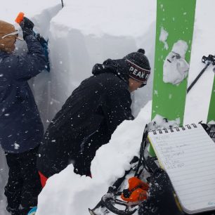 Největší pozornost Ski Guide Training Programu na Whistler Adventure School je zaměřena na lavinovou problematiku.