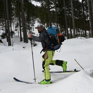 Kalhoty Faramugo Buuraha je možno přetáhnout i přes lyžáky