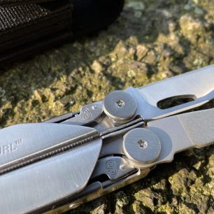 MULTITOOL LEATHERMAN CURL - pojistka čepele a pilníku .