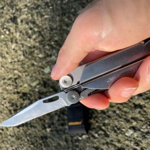 MULTITOOL LEATHERMAN CURL - při používání nože.