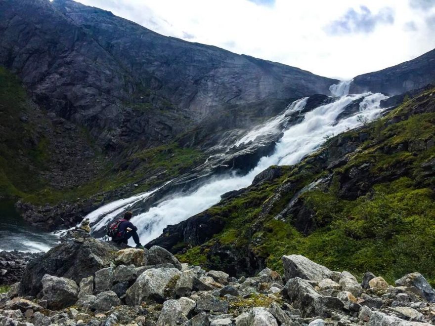 Pod vodopádem Sotefossen. Túra do údolí čtyř vodopádů, Hardangervidda, Norsko