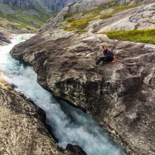 Překračování divoké řeky. Túra do údolí čtyř vodopádů, Hardangervidda, Norsko