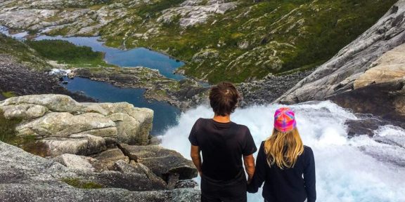 Túra do údolí čtyř vodopádů na náhorní plošině Hardangervidda