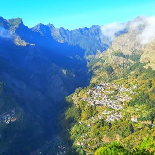 Výhledy na nejvyšší hřebeny hor a městečko Curral das Freiras z vyhlídky Eira do Serrado, Madeira