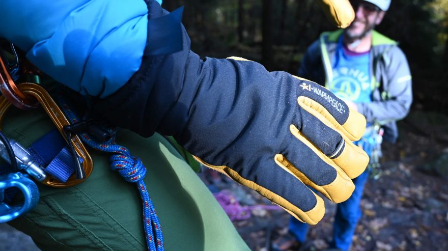 Rukavice WARMPEACE GRYM se hodily i při lezení na podzimních krkonošských skalkách