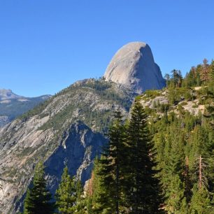 Boční výhled na Half Dome z trasy Panorama Trail. Yosemite Valley, Kalifornie, USA