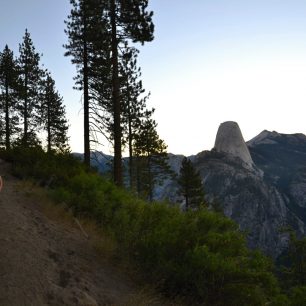 Časné ráno při výstupu na vyhlídku Glacier Point. Silueta Half Dome před východem slunce. Yosemite Valley, Kalifornie, USA