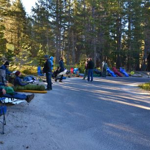 Fronta před stanicí rangerů, Tuolumne Meadows, Yosemite NP, USA