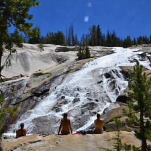 Koupání na Evy pod vodopádem na říčce Lewis Creek, Yosemite NP, Kalifornie, USA