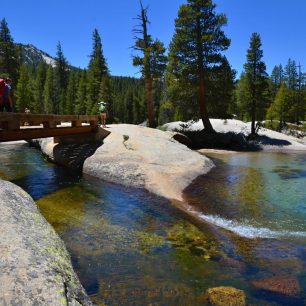 Most Twin Bridge přes tůně říčky Lyell Fork, Tuolumne Meadows, Yosemite NP, USA