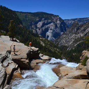 Nad vodopádem Nevada Fall. Yosemite NP, Kalifornie, USA