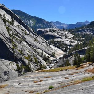 Ostře zařízlý žulový kaňon řeky Merceed. Yosemite NP, Kalifornie, USA