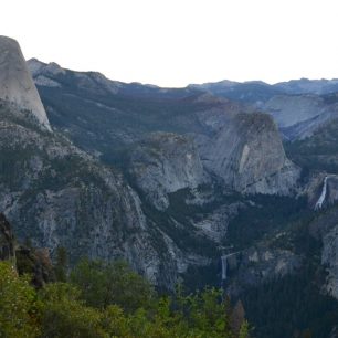 Pohled na Half Dome a Nevada a Vernal Fall. Yosemite Valley, Kalifornie, USA