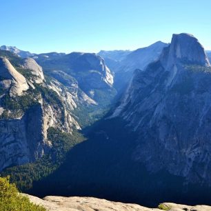 Pohled na Yosemite Valley a Half Dome z vyhlídky Glacier Point. Kalifornie, USA