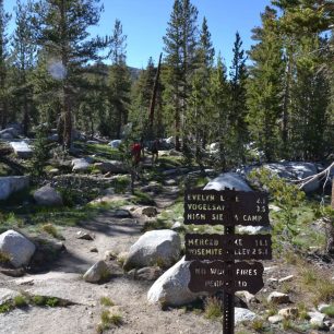 Pozor, vzdálenosti na rozcestnících jsou v mílích! Yosemite NP, USA