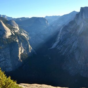 První ranní paprsky na vyhlídce Glacier Point. Yosemite Valley, Kalifornie, USA