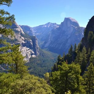 Sestup po Four-Mile Trail do Yosemity Valley. Kalifornie, USA