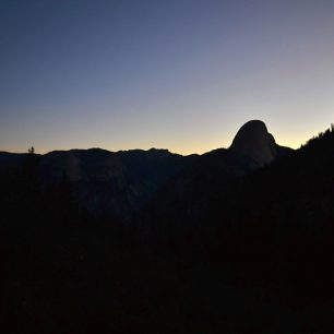 Silueta Half Dome před východem slunce. Yosemite Valley, Kalifornie, USA