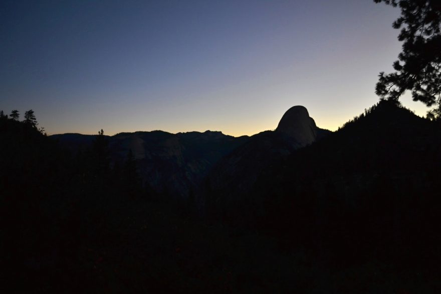 Silueta Half Dome před východem slunce. Yosemite Valley, Kalifornie, USA