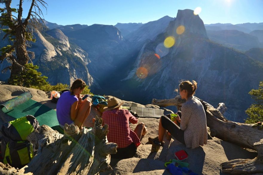 Snídáme na vyhlídce Glacier Point. Yosemite Valley, Kalifornie, USA