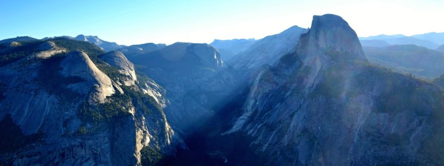 Východ slunce na vyhlídce Glacier Point nad Yosemite Valley, Kalifornie, USA