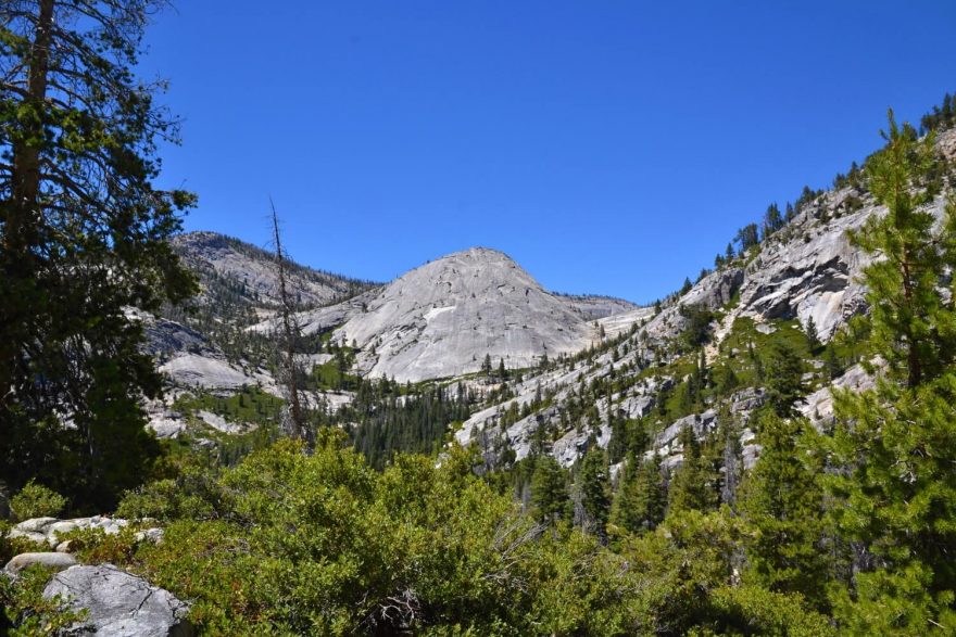 Žulové kupole připomínají střechy dómů jsou typickým rysem krajiny. Yosemite NP, Kalifornie, USA