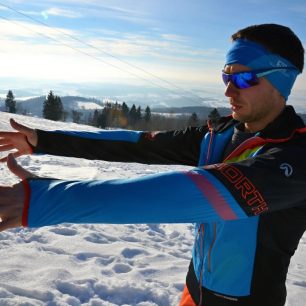 Ergonomický hybridní střih zajistí, že se při žádném pohybu bunda nevyhrnuje a sedí jako ulitá. Northfinder Solisko.