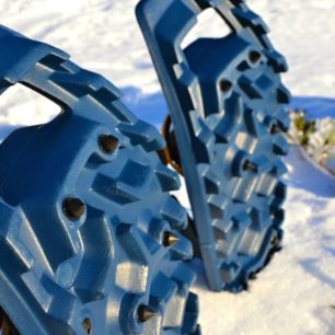 Spodní díl sněžnic Decathlon SH100 Easy má hrubší vzorek a tři páry hrotů