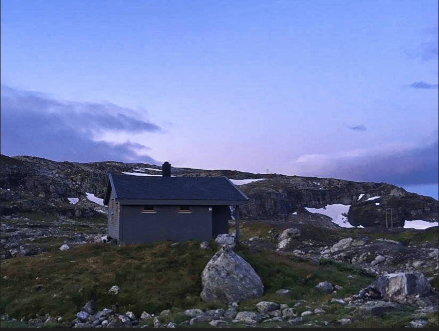 Chata DNT. Trek k vyhlídce Trolltunga, Hardangervidda, Norsko