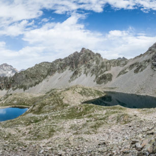 Dálková trasa GR 11 překračuje Pyreneje od Atlantického oceánu až ke Středozemnímu moři a vede převážně na území Španělska a Andorry.