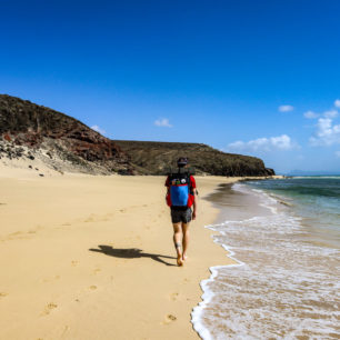 Úvodní část treku GR 131 na ostrově Fuerteventura vede po úchvatných písčitých plážích.