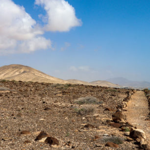 Na kanárském ostrově Fuerteventura prochází stezka GR 131 dechberoucí vulkanickou krajinou.