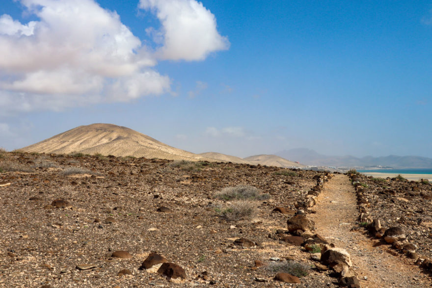 Na kanárském ostrově Fuerteventura prochází stezka GR 131 dechberoucí vulkanickou krajinou.