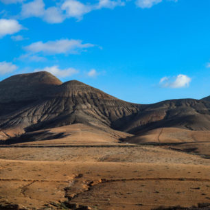 Na kanárském ostrově Fuerteventura prochází stezka GR 131 dechberoucí vulkanickou krajinou.