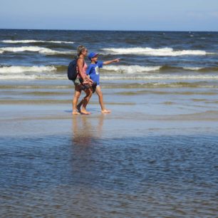 Úsek mezi rybářskými vesničkami Engure a Ragaciems prochází po plážích a skrz lesy národního parku Kemeri v Lotyšsku. Baltic Coastal Hiking Route