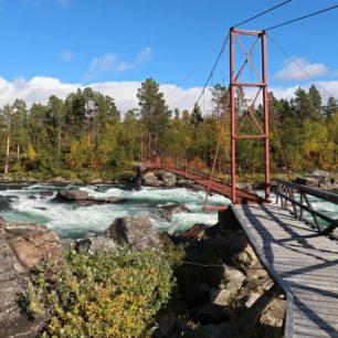 Vodu je možné nabírat z řek, pramenů i jezer. Kungsleden, Laponsko, Švédsko