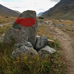 Dálkový trek Kungsleden je značený červeným pruhem. Laponsko, Švédsko