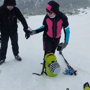 Sundávání nesmeků CAMP, které nám pomohly se dostat ze zaledněné Sněžky