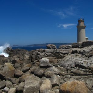 Žluté šipky Svatojakubské cesty (Camino de Santiago) vedou ze Santiaga de Compostela až k ikonickému kostelu v městečku Muxía u Atlantského oceánu.