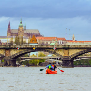 Pohled na Pražský hrad z Vltavy, Stezka středozemím, Via Czechia