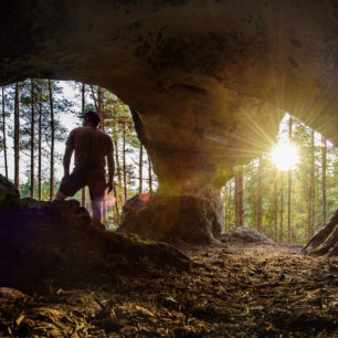 Skalní jeskyně na Kokořínsku, Stezka středozemím, Via Czechia